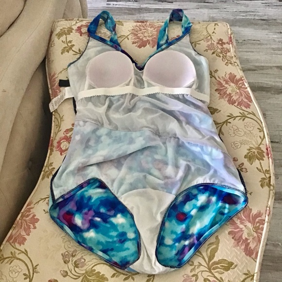 Maxime one piece multi color size 14 ruched in the middle blue, purple wine 🌺🌺 - Picture 4 of 9
